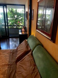uma cama num quarto com uma grande janela em Appartamento direttamente a lago - Ben Approved em Salò