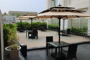 Ramada by Wyndham Gandhidham Shinay餐厅或其他用餐的地方