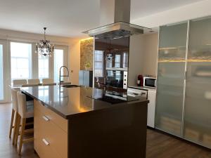 a kitchen with a large island with a counter top at Apartamento céntrico y moderno in Ferrol
