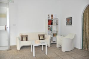 デニアにあるApartamentos Acuarioのリビングルーム(椅子2脚、テーブル付)