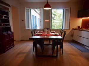 a dining room with a table and chairs in a kitchen at Foresteria Conti, sulle tracce di Shakespeare in Padova