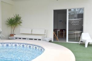 sala de estar con piscina y patio en Apartamentos Acuario, en Denia