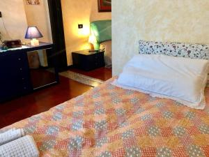 a bedroom with a bed with a quilt on it at Appartamento direttamente a lago - Ben Approved in Salò