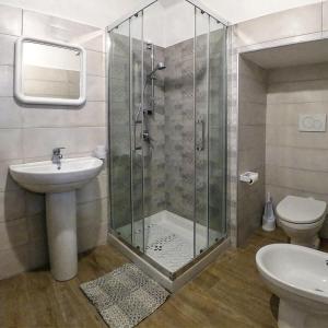 a bathroom with a shower and a sink and a toilet at B&B La casa dei nonni in San Donato Val di Comino