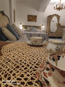 sala de estar con sofá y mesa en La casa di Chloé en Turín
