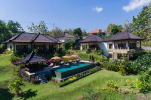 eine Luftansicht eines Hauses mit Pool in der Unterkunft VILLA CAHAYA Perfectly formed by the natural surrounding and Balinese hospitality in Lovina