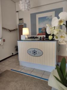 Pokój z komodą z zegarem w obiekcie Hotel Imperia w mieście Marciana Marina