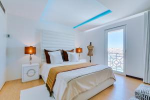 En eller flere senger på et rom på Gold Suites - Luxurious apartment - Sea view