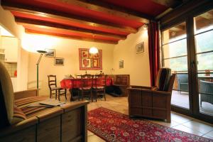 BreitenbachにあるLes Gites La Cerisaieのテーブルとダイニングルームのあるリビングルーム