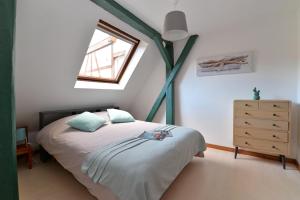 een slaapkamer met een bed en een raam bij Appartement La Grande Terrasse du Centre in Colmar