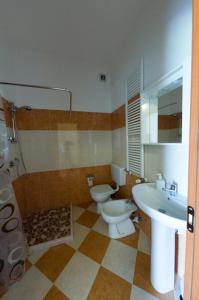 ポルト・ヴィーロにあるAgriturismo Ca' Pisaniのバスルーム(洗面台、トイレ、バスタブ、シンク付)