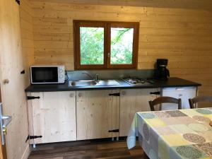 Kuchyň nebo kuchyňský kout v ubytování Camping Le Canoë