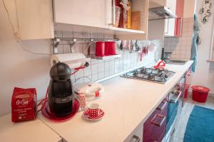 A kitchen or kitchenette at Civico 8 B&B - Appartamento