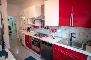 A kitchen or kitchenette at Civico 8 B&B - Appartamento