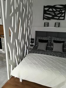 Ένα ή περισσότερα κρεβάτια σε δωμάτιο στο Apartament Wrocław Centrum Dorzecze Legnickiej