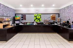 una cucina con armadi neri e piano di lavoro di La Quinta by Wyndham Roswell a Roswell