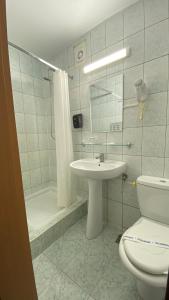 La salle de bains est pourvue de toilettes, d'un lavabo et d'une douche. dans l'établissement Hotel Venus, à Vénus