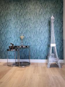 um quarto com duas mesas e a torre Eiffel em L'épopée Panoramique - Parking - Avenue de Champagne - Epernay em Épernay