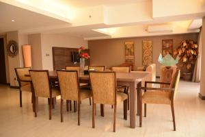 Ein Sitzbereich in der Unterkunft Ramada by Wyndham Bali Sunset Road Kuta