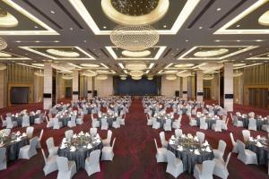 Wyndham JinJiang Hotel tesisinde bir restoran veya yemek mekanı