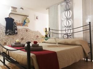 1 dormitorio con 1 cama grande en una habitación en Villa Carlini, en Passoscuro