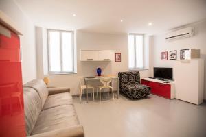 un soggiorno con un divano e un tavolo di Résidence Bouttau by Connexion a Cannes Altre 34 foto