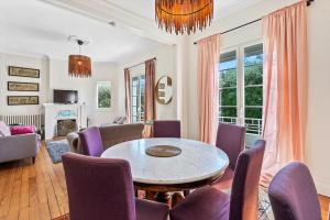 una sala de estar con una mesa y sillas en Cap Away I Appart Hotel, en Andernos-les-Bains