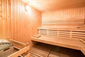 una sauna de madera con un banco de madera en Résidence La Chaumière en Les Gets