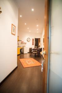 una puerta abierta a una sala de estar con mesa en Finestra sulla Funivia, en Terminillo