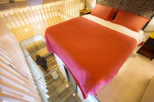 una vista sul soffitto di un letto in una camera di Rosso Cortese a Roma