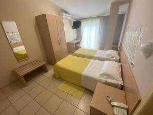 um pequeno quarto com 2 camas e uma janela em Albergo Ristorante Val Vomano em Penna SantʼAndrea