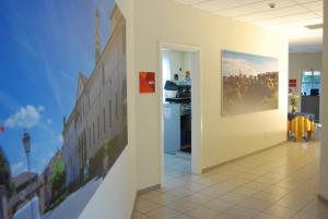 un pasillo en un edificio con una foto en la pared en Hotel Motel Fiore, en Fiorenzuola dʼArda