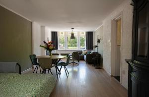 een woonkamer met een tafel en een bank bij Zee en Strand Vlissingen in Vlissingen