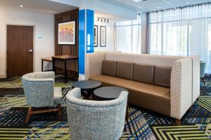 Χώρος καθιστικού στο Holiday Inn Express & Suites - Elko, an IHG Hotel