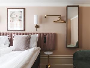 Rúm í herbergi á Hotel Frantz, WorldHotels Crafted