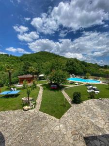 - une vue aérienne sur un complexe avec 2 piscines dans l'établissement Villa Aresini, à Montemiletto
