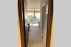 drzwi do korytarza z widokiem na ocean w obiekcie Sea view apartment w mieście Lutraki