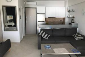 salon z kanapą i kuchnią w obiekcie Sea view apartment w mieście Lutraki