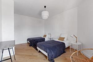 En eller flere senger på et rom på Cozy two-bedroom duplex in Old Town Annecy - Welkeys