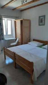 - une chambre avec un grand lit et un bureau dans l'établissement Apartmani Sanja, à Šibenik