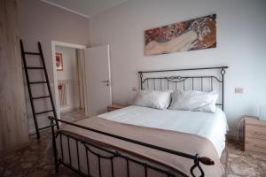 A bed or beds in a room at Civico 8 B&B - Appartamento