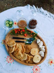 un plato de comida sobre una mesa en Borealis Guest House en Koman