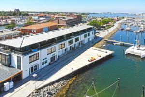 eine Luftansicht auf einen Yachthafen mit einem Gebäude in der Unterkunft Yachtenkieker in Heiligenhafen