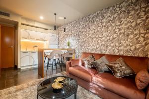 Η κουζίνα ή μικρή κουζίνα στο ON Suites Sevilla Apartments designed for adults