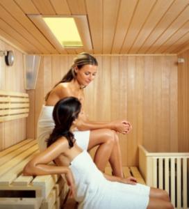 une mariée et un marié dans un sauna dans l'établissement Parkhotel Horst - Venlo, à Horst