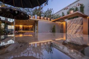 una casa con una piscina reflectante frente a ella en ON Suites Sevilla Apartments designed for adults, en Sevilla
