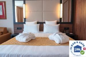 Cama ou camas em um quarto em Nash Suites Airport Hotel