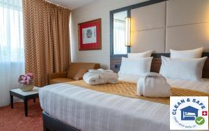 Cama ou camas em um quarto em Nash Suites Airport Hotel