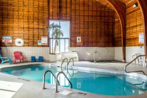 a large swimming pool in a large room at Econo Lodge Sioux Falls North in Sioux Falls +28 photos