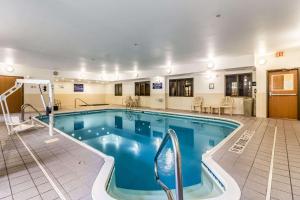 uma grande piscina num quarto de hotel em Quality Inn Texas City I-45 em Texas City